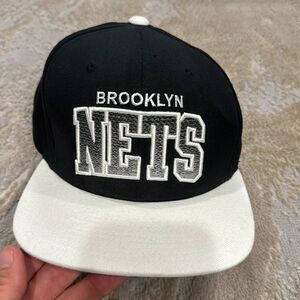 Brooklyn Nets black / white SnapBack cap Mitchell & Ness